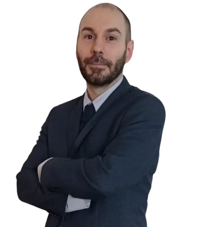 Ritratto di Avvocato Mannucci Piacenza in abito scuro, sguardo diretto e braccia incrociate. Professionista legale di Piacenza, posa formale su sfondo nero.